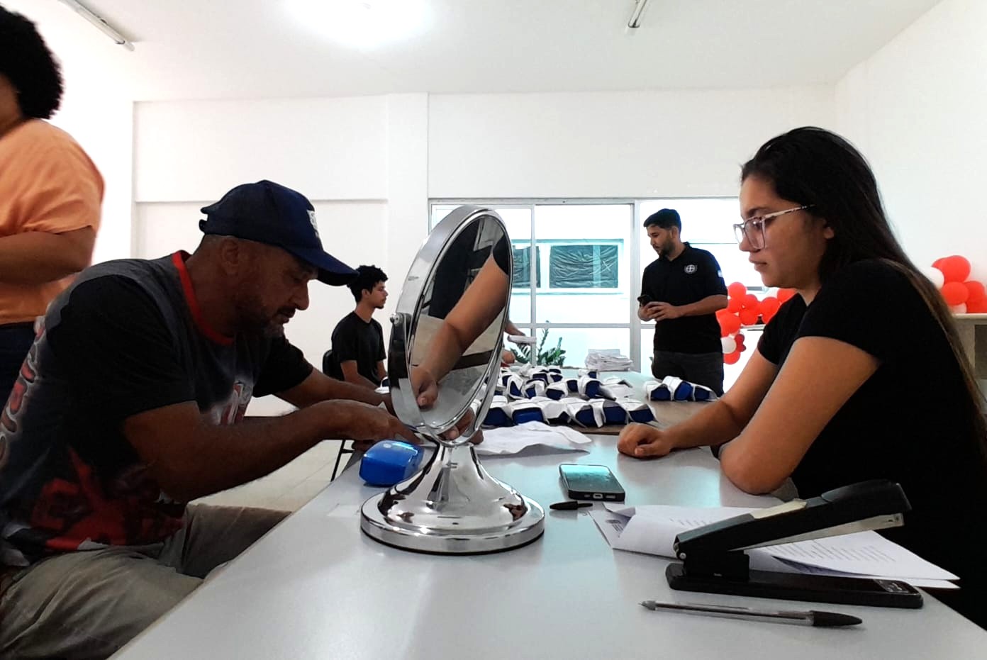 Entrega de óculos gratuita beneficia mais moradores em Pinheiros